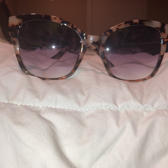 Tortoise shell gold cat eye sunglasses 🕶 - Picture 6 of 6